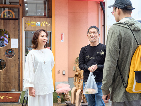 パン屋で働く利用者と談笑