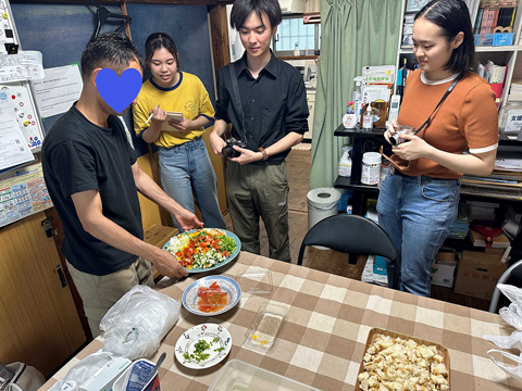 事務所に併設しているシェルターの難民との交流