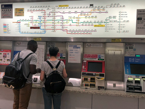 同行支援　電車の乗り方　電車やスーパーなど外国語表記が少ないので最初は同行している。