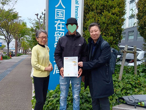 支援難民が難民認定されました。大阪入管前で。（今年認定されたひとです）