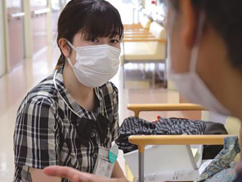 社会福祉士が無料低額診療事業の説明を行い、生活歴などを聞き取る様子