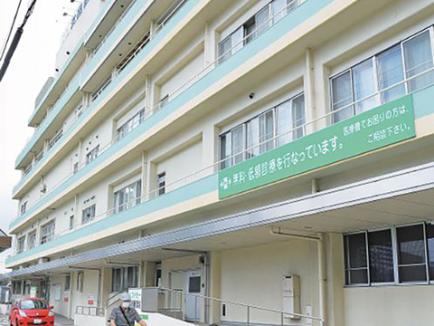 名南病院外観、「無料低額診療を行っています。　医療費でお困りの方はご相談ください」