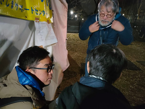 路上生活者に聴診する様子