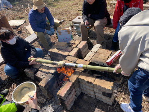 自然体験施設での焚火バームクーヘンづくり