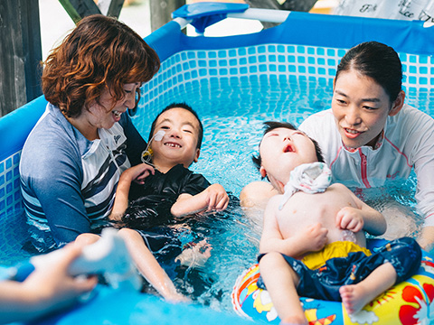 通所支援事業所の活動　夏のプール
