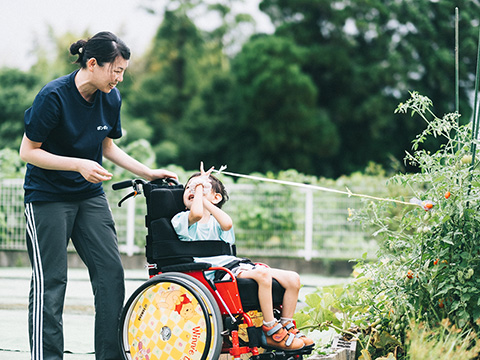 通所支援事業所の活動　野菜の収穫
