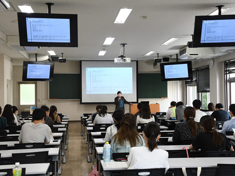 啓発活動。全国の大学で無戸籍問題の講義