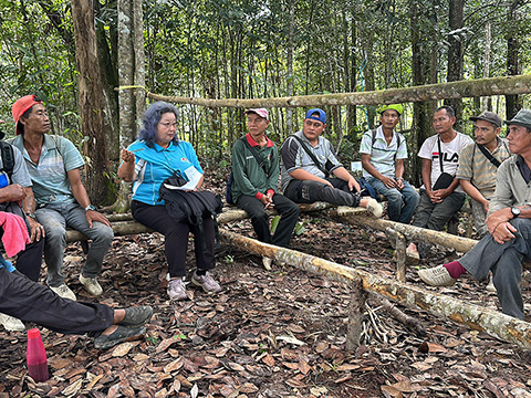 植林する木の種類と方法を打合せ中