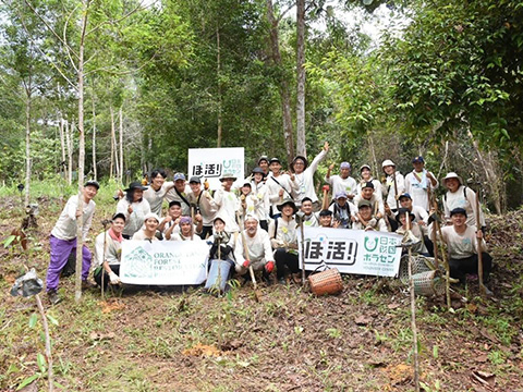 酒井さんのコーディネートで植林活動を行った学生ボランティア