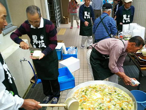 地域の祭りに介護教室参加者が豚汁をふるまう