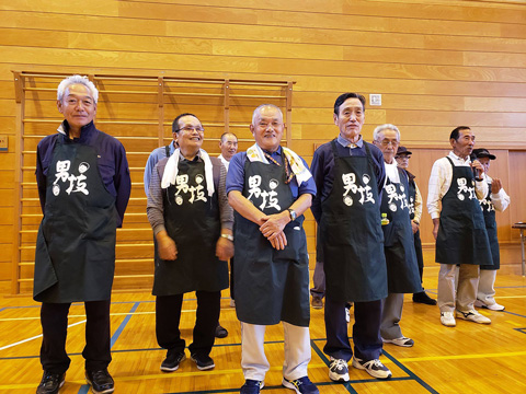 地域の祭りで豚汁をふるまった介護教室メンバー達