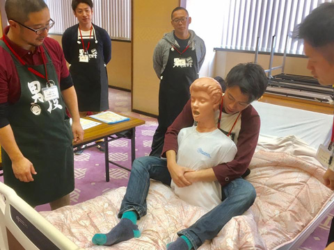 窒息したときの対処法を学ぶ