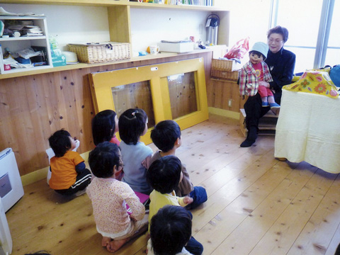 「元気のゲンちゃん」のお人形で腹話術をしてくれるボランティア