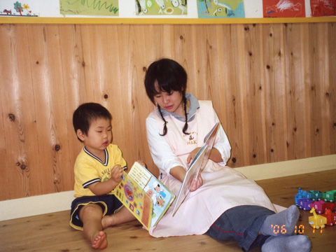 保育専門学校の学生と病児実習風景