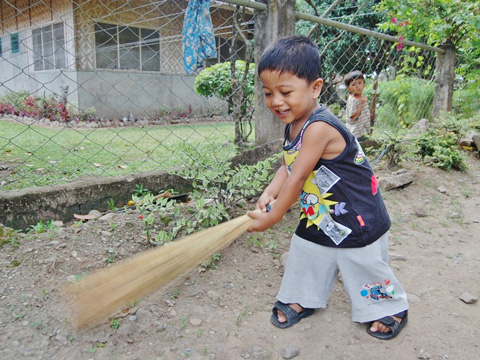 小さいころから掃除や洗濯、料理を手伝い、生きる力を育てます