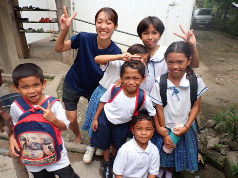 こどもたちは地元の小学校、中学校、高校に通っています