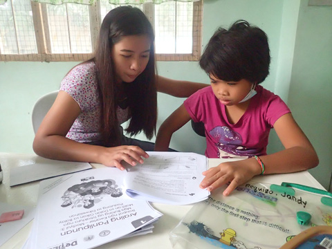 学校の宿題は大きい子が手伝います。ちなみにこの子はその後、教育学部に進学。来年度から教師として働きます