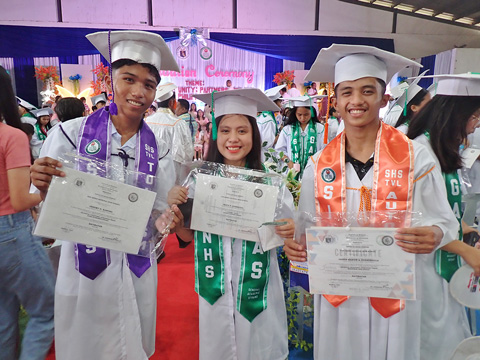 今年高校を卒業した3人。1人は船員になるために就職、1人はマンゴー加工工場に就職、1人は教育学部に進学しました