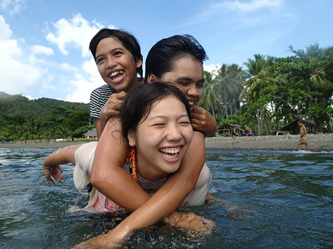 しっかりお手伝いも宿題もした子は週末、海で遊べます。日本から来てくれる若者たちとの楽しい交流の時間です