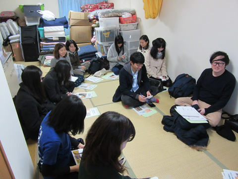 学生の取材中の写真