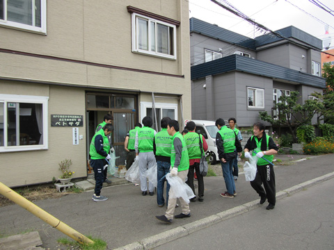 施設利用者による町内ゴミ拾いボランティア