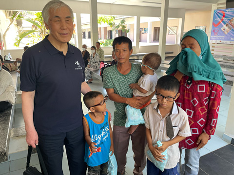 2023年カンボジア 母親が泣きながらの感謝