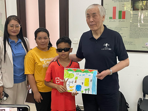 カンボジアで手術後見えるようになって初めて子どもに絵画を描いていただき、日本に持ち帰りレンタルアートとして活用し、その資金を次の子どもの手術代に充てる事業を実施