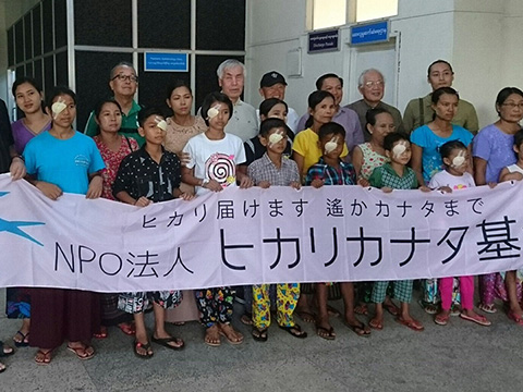 ヤンゴン眼科病院での集合写真