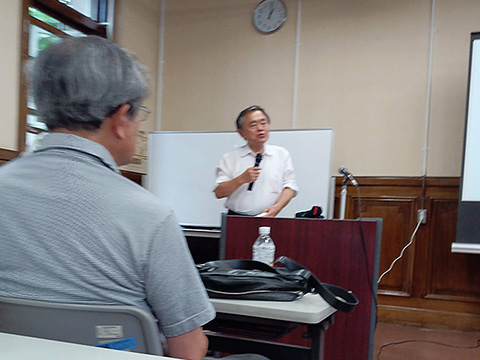 総会で挨拶される内田代表