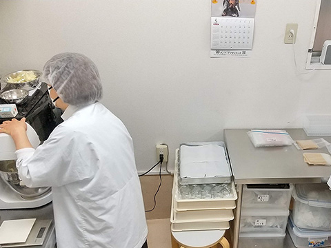 菓子製造（生地作り、シート切り）