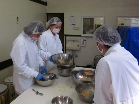 乾燥野菜（乾燥した芋を粉ふるいにかける作業）