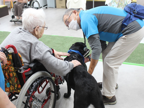 2024年10月　青森市内老人ホームでのセラピー犬のふれあい活動