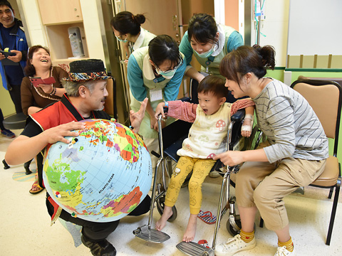 台湾小児病棟公演（子供に選んでもらった国のパフォーマンスを行う）