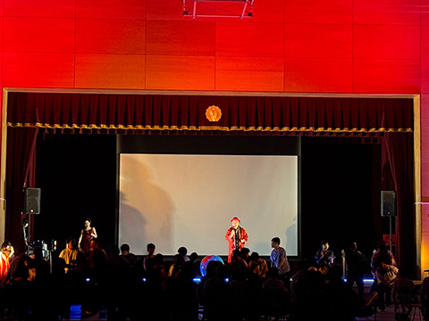 特別支援学校公演（子ども達が立ち上がり自由踊っている様子）