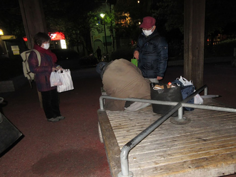 ホームレス支援  夜回りの際の話しかける様子