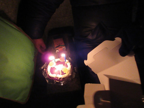 ホームレス支援  夜回りの際のバースデーケーキのプレゼント