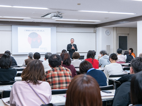 各地で講演を開催しています。災害現場での経験を、アドバイスを含めお話しています