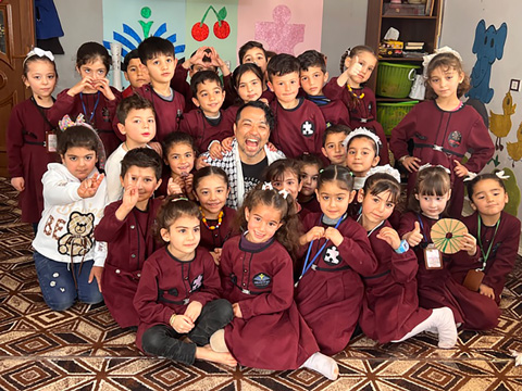 SAKURA幼稚園を訪問する代表中野