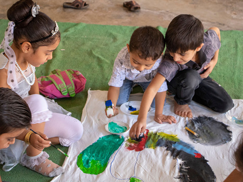 図工に取り組むSAKURA幼稚園の生徒
