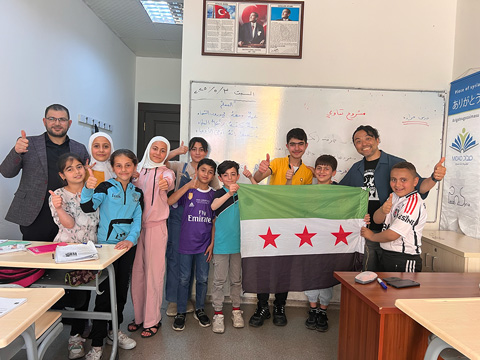 トルコ補習校を訪問する代表中野