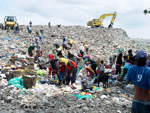 Waste Recyclerの仕事の様子@衛生埋立地