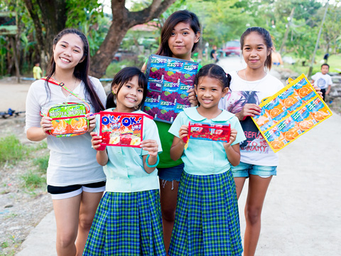 フェアトレード商品をPRする子ども達
