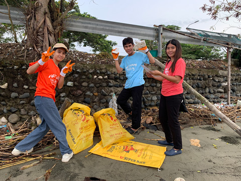 ユースによるビーチクリーンアップ