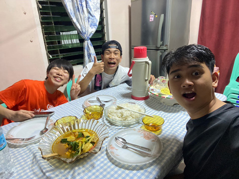 農村でのホームステイ（日比ユースの共同生活）