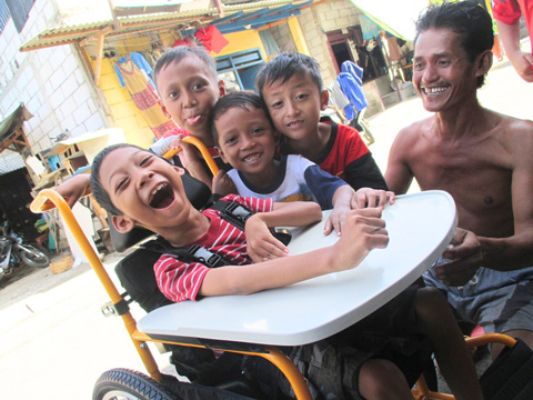 車いすを寄贈（外務省フォトコンテスト受賞作品）