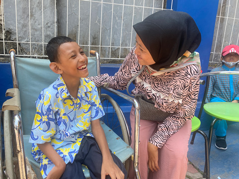 車いすの子どもと母親