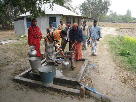 安全な井戸から水をくむ様子