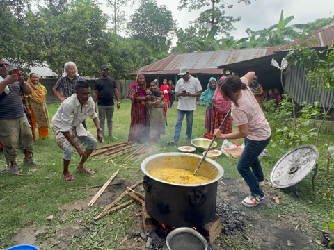 認可外小学校でビリヤニ作り