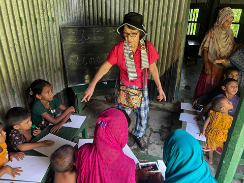 認可外小学校で日本語を教える様子