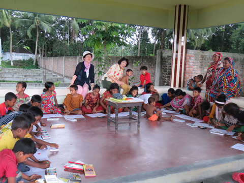 認可外小学校の子どもたちの絵を描く授業